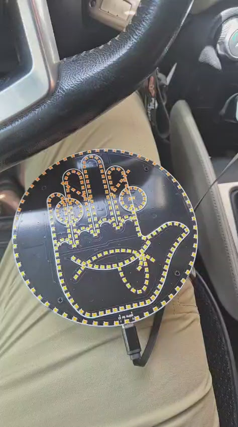 لوحة الإيموجي LED خدامة فالطوموبيل – Panneau LED emoji voiture en action